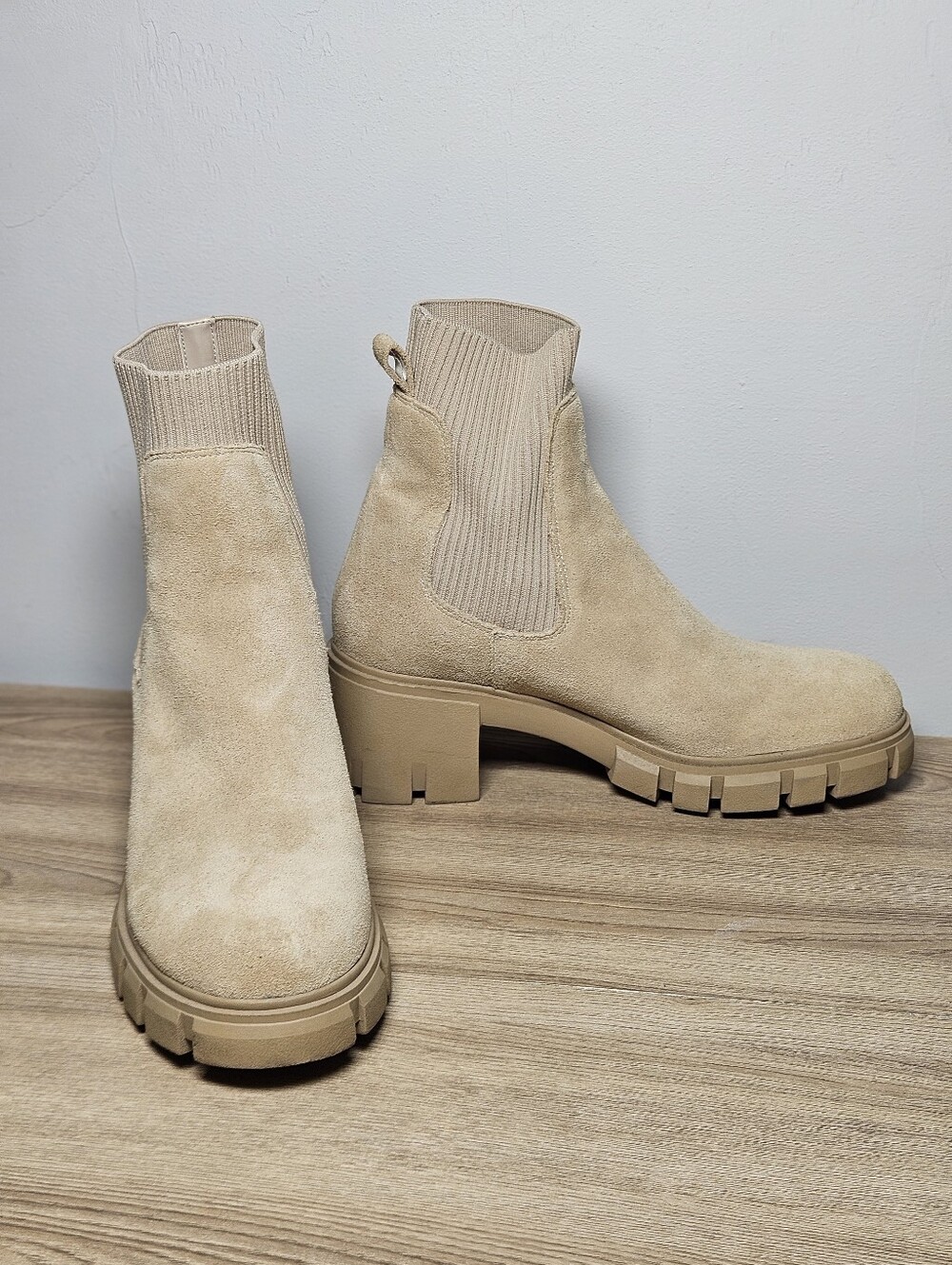 Steve Madden Womens Beige Suede Pull On Ankle Boots Lug Sole Size 9M